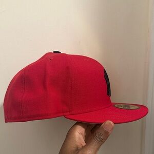 New Era NY Yankees Red Cap Black Logo